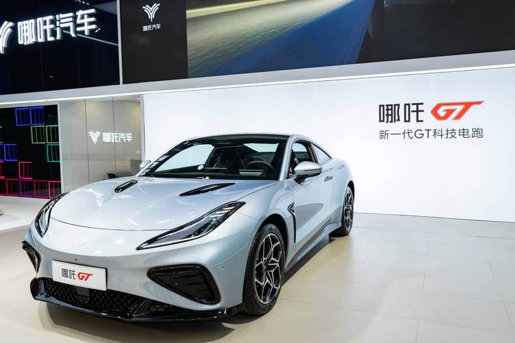 深圳120哪吒汽车在智能汽车领域的表现，领途汽车在新能源汽车市场中的影响力